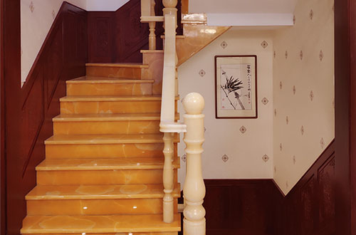 赫章中式别墅室内汉白玉石楼梯的定制安装装饰效果